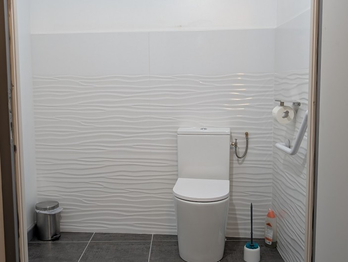 Location de vacances - Gîte à Surgères - WC 1  séparé avec barre d'appui, au rez-de-chaussée