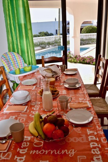 Location de vacances - Villa à Sesmarias - Une autre vue de la salle à manger, avec la table préparée par vos soins ...