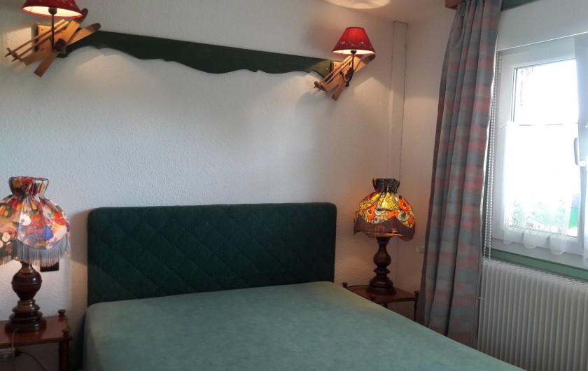 Location de vacances - Appartement à Girmont-Val-d'Ajol - chambre avec un lit double + 1 lit simple, sejour salon séparé