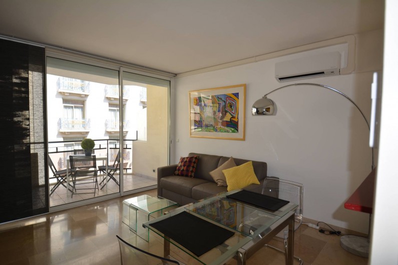Location de vacances - Appartement à Cannes - Salon avec terrasse 7 m2