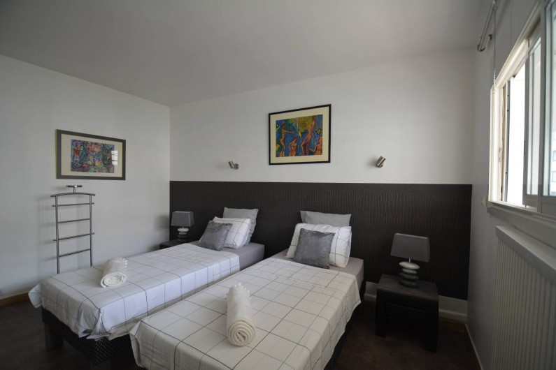 Location de vacances - Appartement à Cannes - chambre sur cour au calme avec 2 lits de 90 x 200