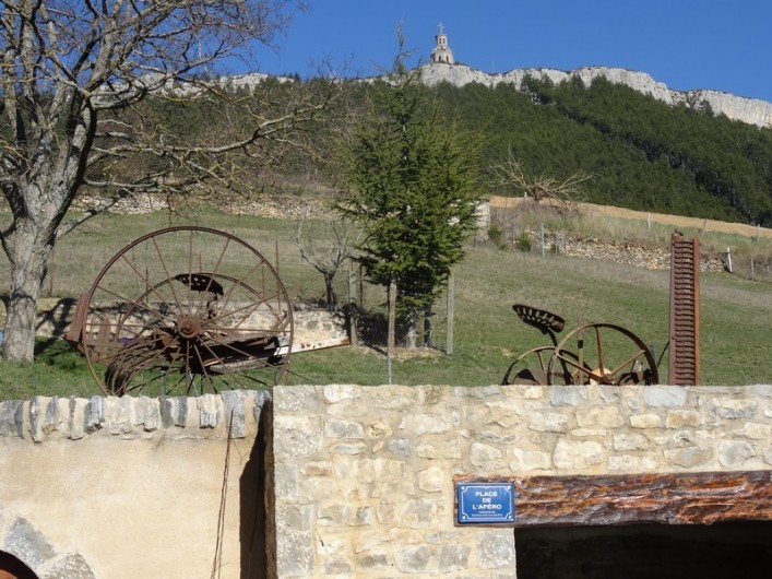Location de vacances - Gîte à Fontaneilles - Extérieur avec le piédestal en arrière plan