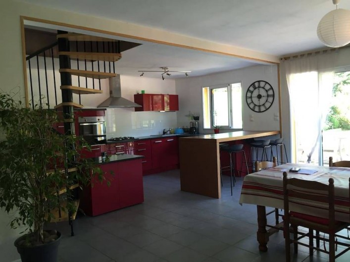 Location de vacances - Villa à Saint-Martin-de-Seignanx - cuisine ouverte avec table comptoir 6 tabourets donnant sur salle à manger 8 pl
