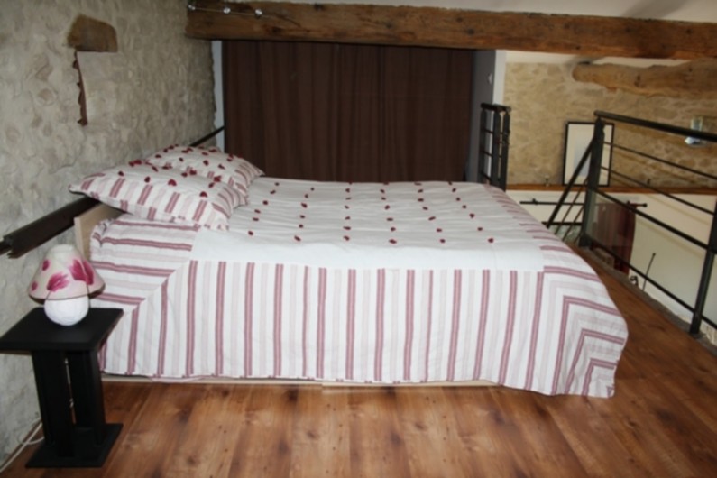 Location de vacances - Gîte à Vaunaveys-la-Rochette - Le couchage principal en mezzanine : lit en 140