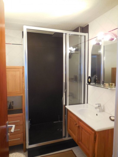 Location de vacances - Appartement à Les Menuires - Salle de bains 1 avec douche et lave linge