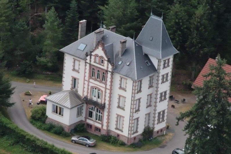Location de vacances - Château - Manoir à Raon-l'Étape - Le château Robert situé en bordure de forêt et des circuits de randonnées