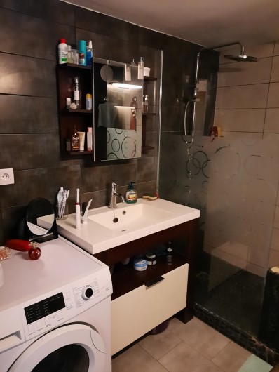 Location de vacances - Appartement à Le Cap d'Agde - Salle de bains avec douche américaine et lave linge