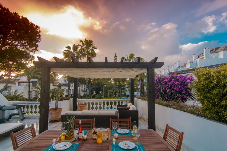 Location de vacances - Appartement à Marbella - Grande terrasse (75m2) avec coin repas et coin salon