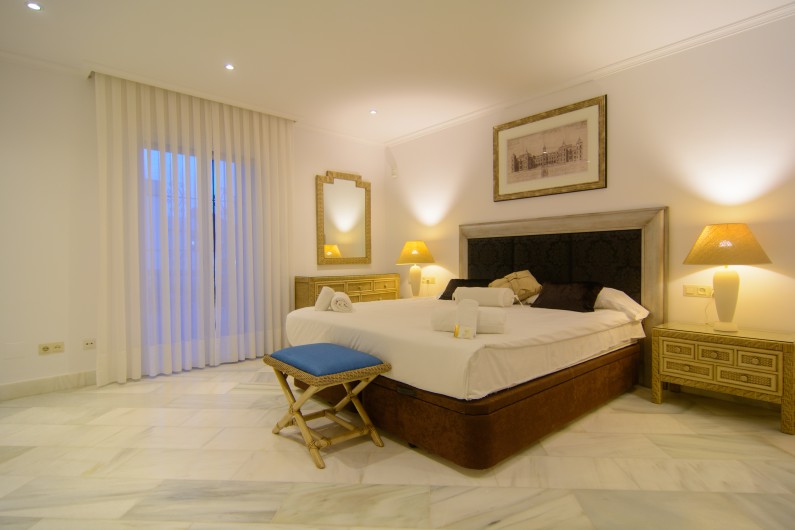 Location de vacances - Appartement à Marbella - Chambre à coucher principale avec un grand lit et des lampes