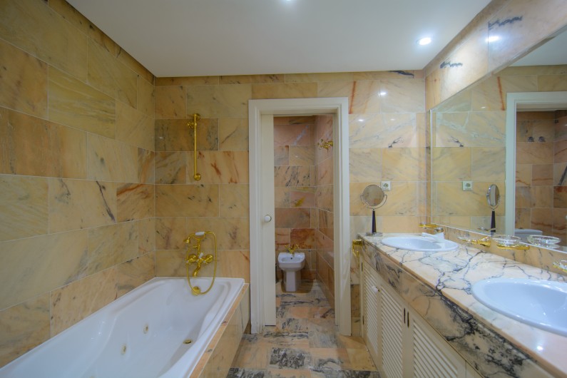 Location de vacances - Appartement à Marbella - Salle de bain attenante avec baignoire, douche et double lavabo.