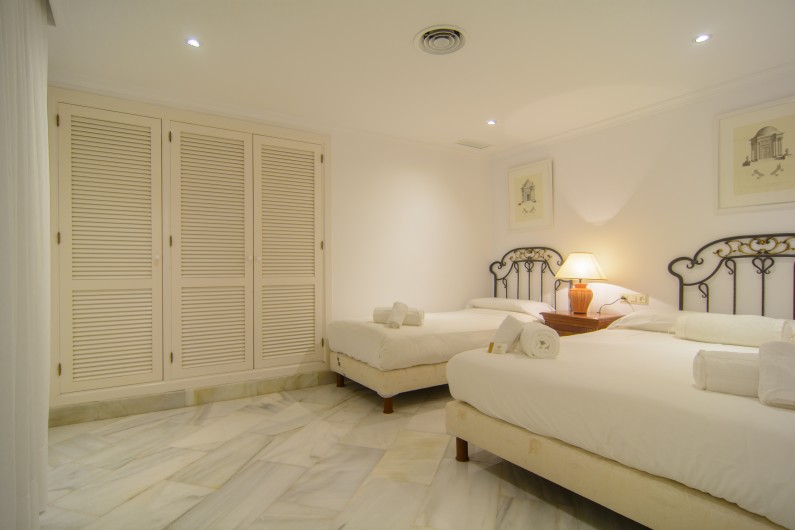 Location de vacances - Appartement à Marbella - Lits simples avec cadre en fer forgé et armoires