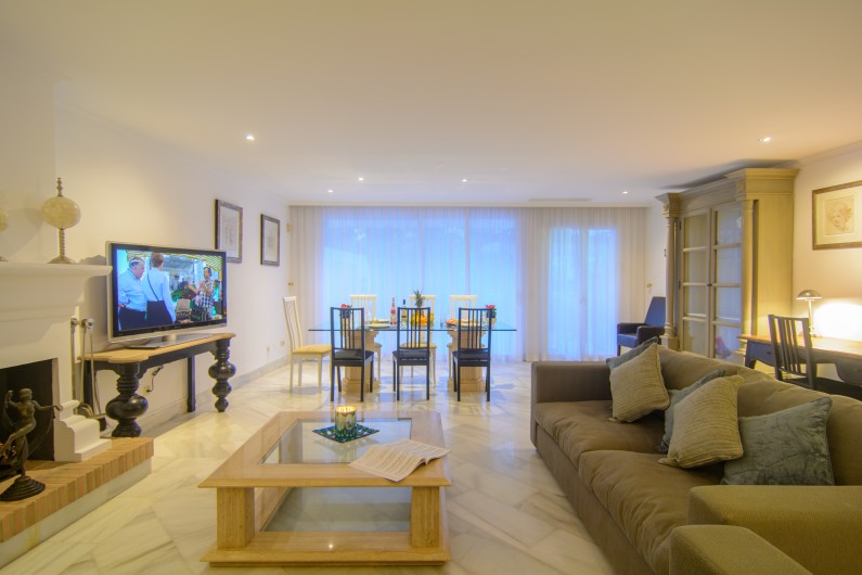 Location de vacances - Appartement à Marbella - Salle de séjour spacieuse avec coin salon et salle à manger