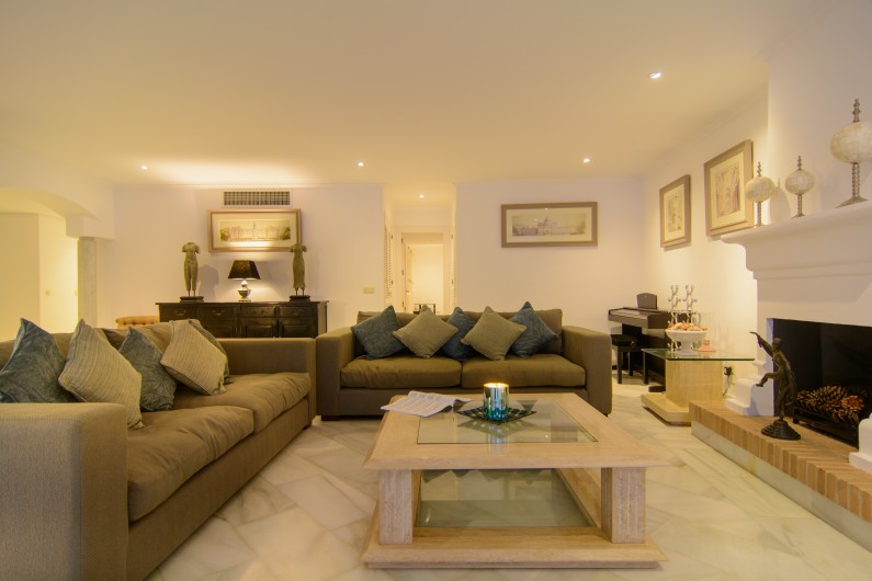 Location de vacances - Appartement à Marbella - Table basse en marbre et canapés confortables