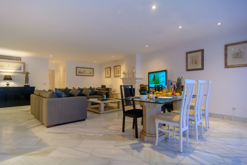 Location de vacances - Appartement à Marbella - Elégant sol en marbre dans le salon, design soigné