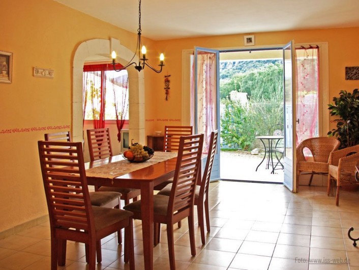 Location de vacances - Villa à Maubec - vue du séjour sur la petite terrasse
