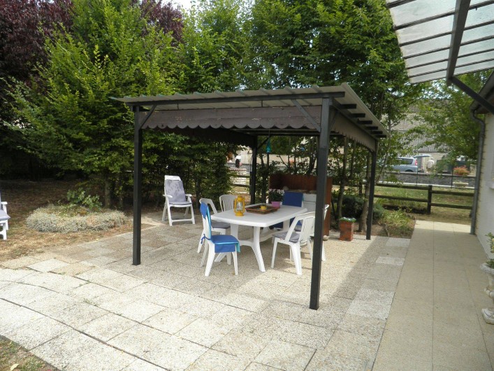 Location de vacances - Maison - Villa à Ancy-le-libre - Cuisine d'été  couverte avec grande table 6 couverts