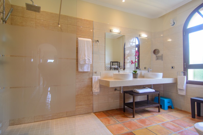 Location de vacances - Chalet à Marbella - Salle de bain familiale avec douche à l'italienne et 2 lavabos.