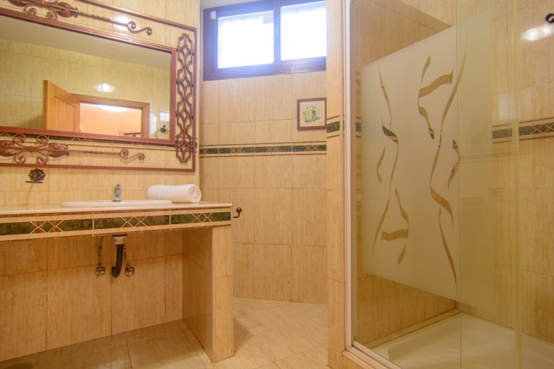 Location de vacances - Chalet à Marbella - Salle de bain attenante avec douche à l'italienne et deux lavabos.