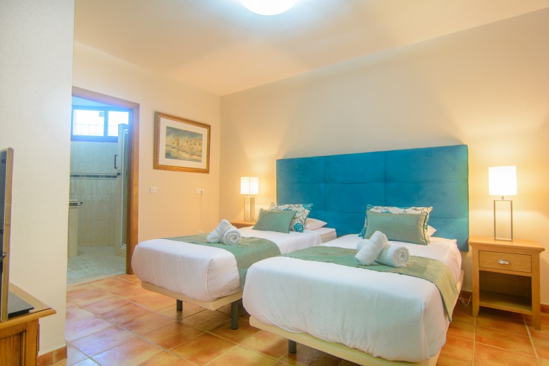 Location de vacances - Chalet à Marbella - Chambre d'amis avec 2 lits simples, télévision à écran plat