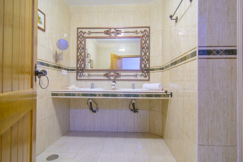 Location de vacances - Chalet à Marbella - Salle de bain attenante, double lavabo et douche à l'italienne.