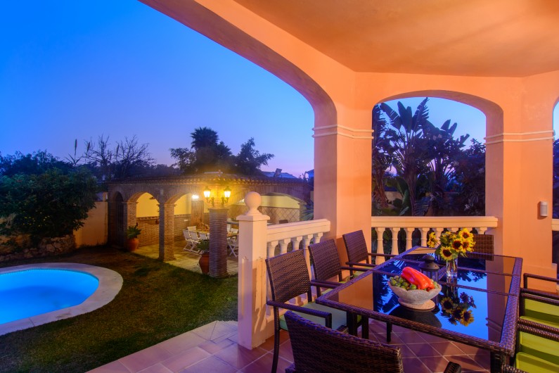 Location de vacances - Chalet à Marbella - Terrasse avec coin repas, coin salon, vue sur la piscine