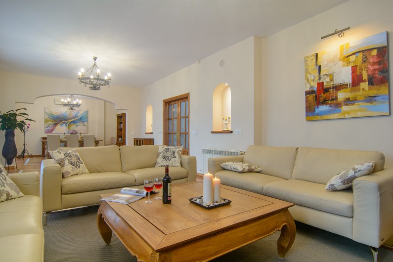 Location de vacances - Chalet à Marbella - Canapés confortables dans le salon avec table en bois