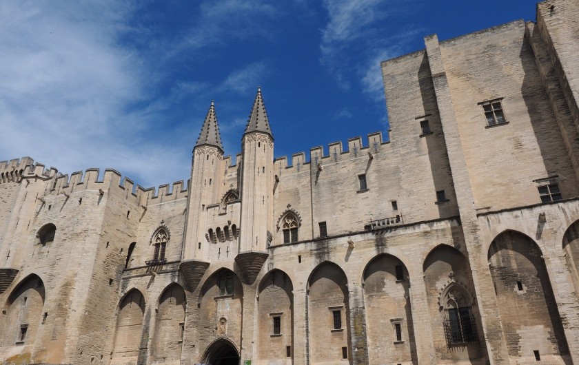 Location de vacances - Mas à Villelaure - Le palais des Papes à Avignon (1 heure de route de la ferme)