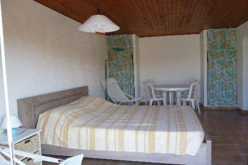 Location de vacances - Villa à Sainte-Lucie de Porto-Vecchio - Studio: Lit 160x200,  salle de bain avec lavabo et douche