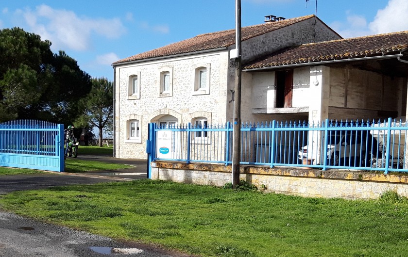 Location de vacances - Gîte à La Gripperie-Saint-Symphorien - Entrée et parking extérieur Gites Beaulieu