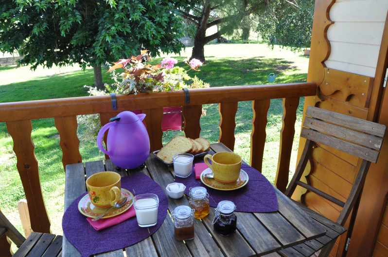 Location de vacances - Gîte à La Gripperie-Saint-Symphorien - Petit-déjeuners fait "maison" servis à la roulotte