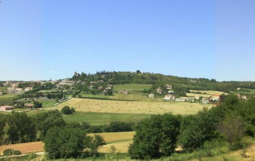 Location de vacances - Villa à Saint-Michel-l'Observatoire - Localisation dans paysage: village de SMO et villa (cerclée en rouge)
