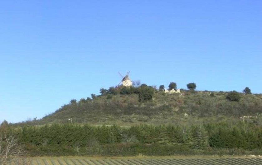 Location de vacances - Villa à Saint-Michel-l'Observatoire - Vue sur le Moulin à vent (devant le Centre d'astronomie)