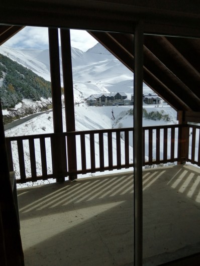 Location de vacances - Appartement à Loudenvielle - La station, vue de la terrasse, l'hiver.