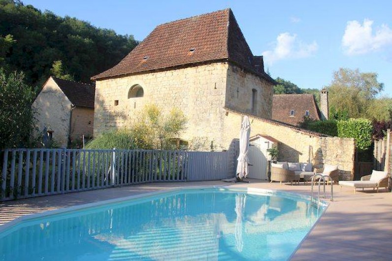 Location de vacances - Chambre d'hôtes à Valojoulx - La templerie du 12ème siècle , qui surplombe la piscine chauffée