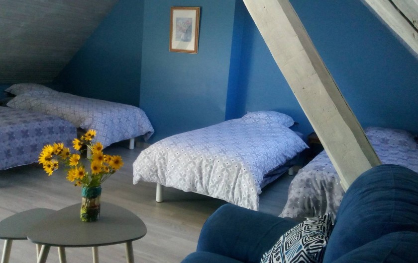 Location de vacances - Gîte à Saint-Romain-sur-Cher - grande chambre bleue avec 4 lits d'une personne un petit coin de détente