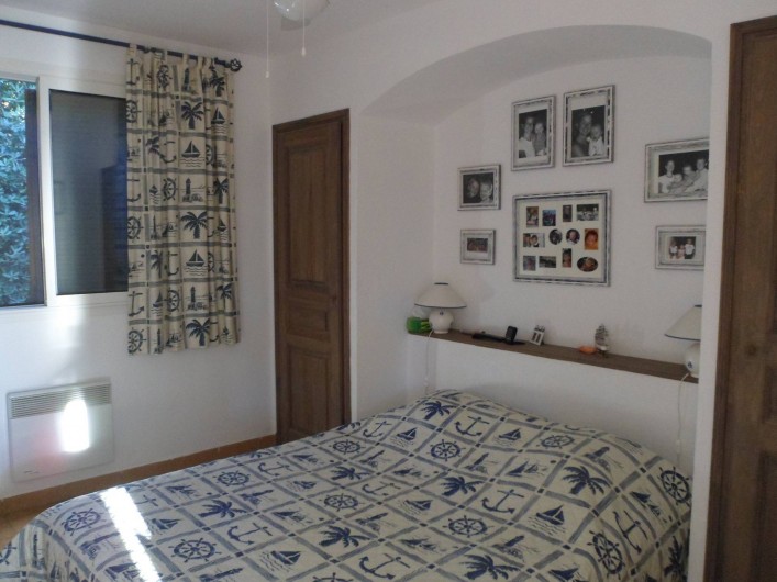 Location de vacances - Villa à Cavalaire-sur-Mer - 1er : chambre 1 avec un lit double