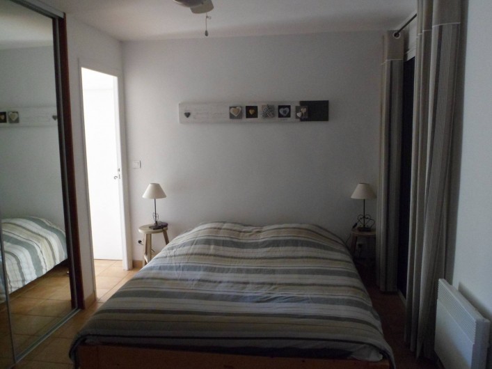 Location de vacances - Villa à Cavalaire-sur-Mer - Rez : chambre avec un lit double