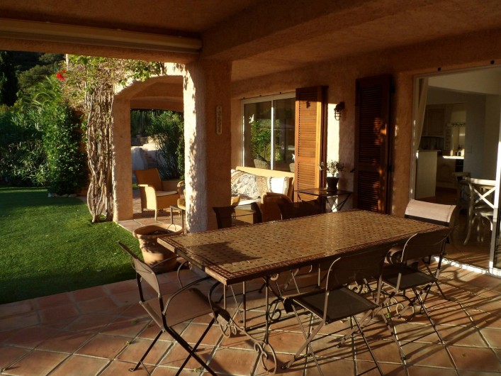 Location de vacances - Villa à Cavalaire-sur-Mer - Rez : table à manger et salon extérieurs et couverts