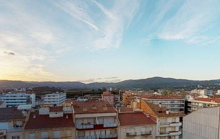 Location de vacances - Appartement à Sant Antoni de Calonge - vue des la terrasse sur l'espace naturel protegée des Gavarres et les toits