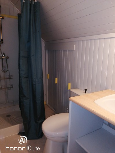 Location de vacances - Chalet à Champagnat - Salle d'eau avec bac à douche + rideau