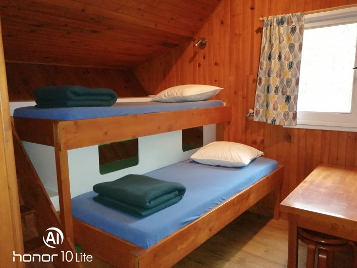Location de vacances - Chalet à Champagnat - Chambre du haut avec 4 lits 80, fermée par un rideau.