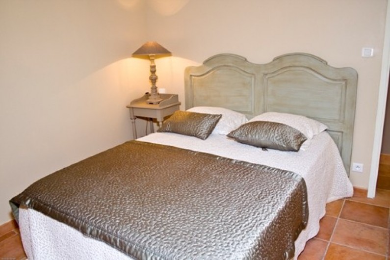 Location de vacances - Mas à Vacqueyras - Chambre avec un grand lit en 160, armoire et coffre fort