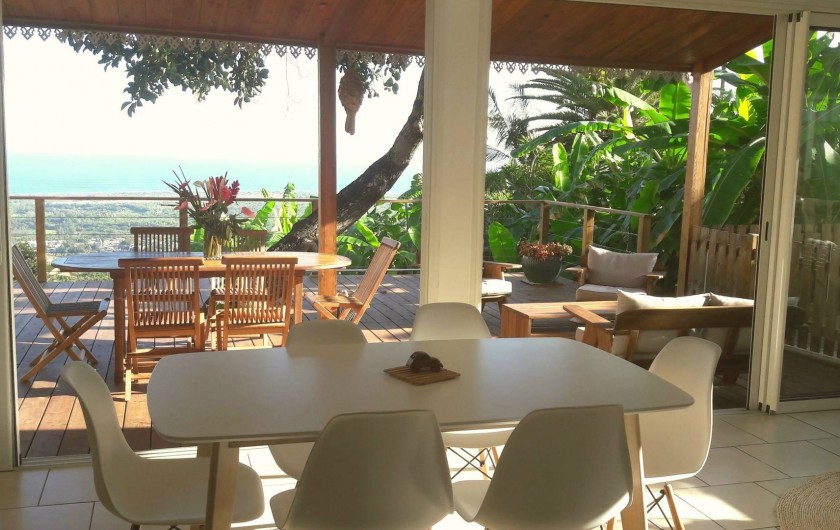 Location de vacances - Villa à L'Étang-Salé - Le salon et la Salle à manger  ouverts sur la nature et le deck