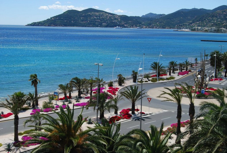 Location de vacances - Studio à Cannes la Bocca - vue mer de la terrasse coté Mandelieu 