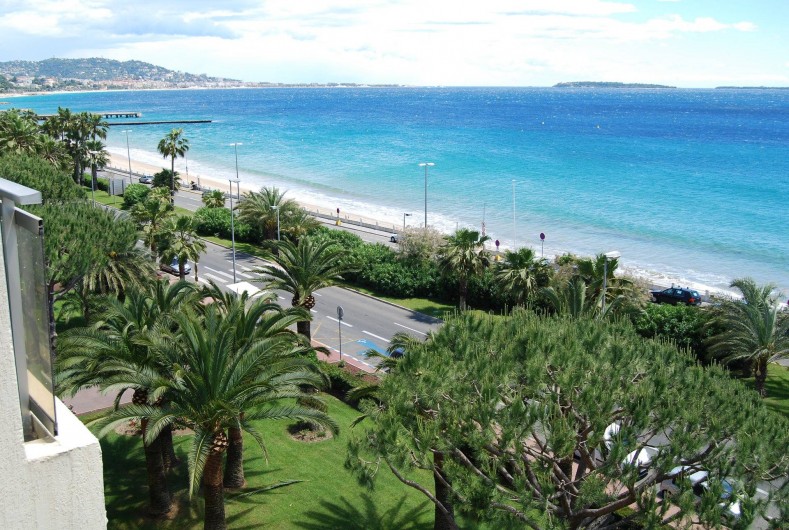 Location de vacances - Studio à Cannes la Bocca - vue mer de la terrasse cote cannes et iles de Lérins 