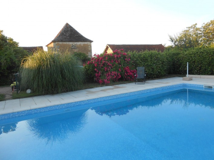 Location de vacances - Bungalow - Mobilhome à Le Buisson-de-Cadouin - La piscine 5X10 fermée avec une haie fleurie