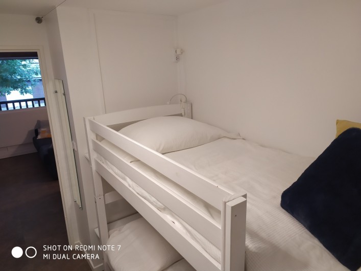Location de vacances - Studio à Saint-Lary-Soulan - coin-nuit avec lits superposés (90*190). Par lit : tablette, liseuse, prise