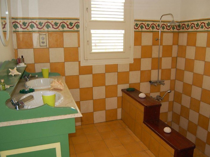 Location de vacances - Villa à Saint-François - Salle de bain, double vasques et grande douche.