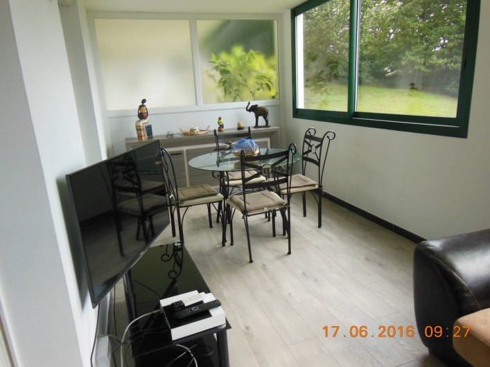 Location de vacances - Appartement à Bidart - Terrasse coté gauche coin repas