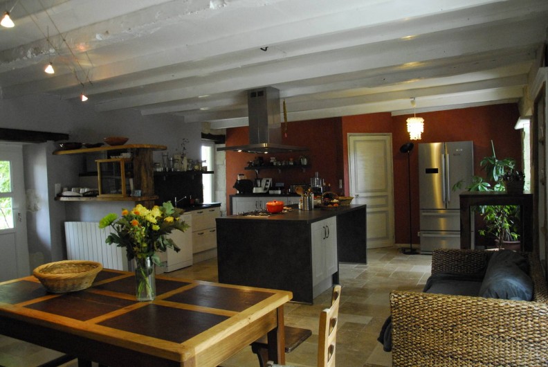 Location de vacances - Gîte à Lendou-en-Quercy - Cuisine à l'étage avec un ilot central.